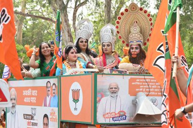 NEW DELHI, INDIA - 23 Mayıs 2024: Ashok Vihar 'daki son seçim kampanyası sırasında BJP adayı Praveen Khandelwal' ın desteklendiği Chandhi chowk lok Sabha karayolu gösterisi 