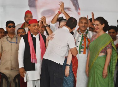 RAE BARELI, INDIA - 17 Mayıs 2024: Raebareli Lok Sabha 'dan Kongre Başkanı ve Aday koltuğu Rahul Gandhi, annesi ve eski kongre başkanı Sonia Gandhi, ve genel sekreter Priyanka Gandhi Vadra