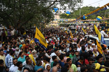 NEW DELHI, INDIA - 12 Mayıs 2024: Delhi CM Arvind Kejriwal ile birlikte Yeni Delhi seçmen adayı Somnath Bharti 'nin Moti Nagar' da yapılacak Lok Sabha seçimlerine destek için düzenlenen yol gösterisinde görülen Punjab 'ın başkanı Bhagwant Mann