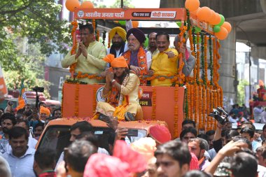NEW DELHI, INDIA - 2 Mayıs 2024: BJP Batı Delhi Aday Meclisi Sehrawat Start in Presence Bakan Hardeep Singh Puri, Delhi Loksabha Seçim Sorumlusu Om Prakash Dhankar, Delhi BJP Başkanı Virendra Sachdeva. 