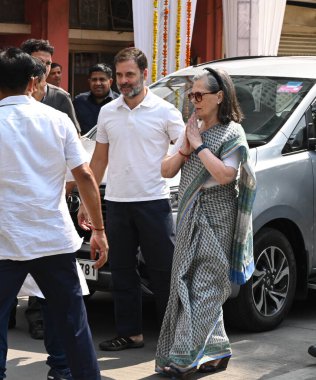 NEW DELHI, INDIA - 25 Mayıs 2024 'te Yeni Delhi Yeni Delhi Seçmen Bölgesi' nde yapılan genel Lok Sabha seçimleri sırasında Rahul Gandhi ile birlikte oy kullandıktan sonra Kongre liderleri Sonia Gandhi. 