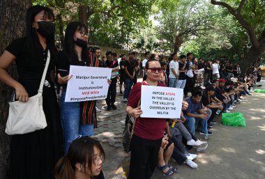 NEW DELHI, INDIA - 4 Mayıs 2024: UNAU Kabile Kadınlar Forumu üyeleri 3 Mayıs 2023 tarihinde Manipur 'da, Jantar Mantar' da Kuki ve Meitei toplulukları arasında patlak veren etnik şiddeti protesto sahnesi sırasında.