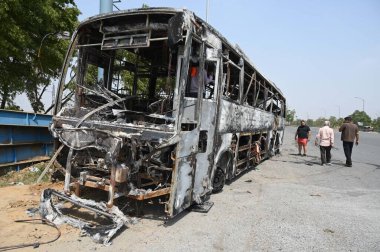 GURUGRAM, INDIA - 18 Mayıs: Kurbanların aileleri Kundli-Manesar-Palwal (KMP) Otoyolu 'nda yanmış bir otobüsün enkazına, Punjab ve Chandigarh' tan 64 yolcu taşıyan bir turist otobüsüne ulaştı 