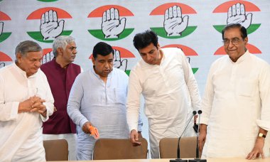 NEW DELHI, INDIA - 4 Mayıs 2024: Eski NCP Milliyetçi Kongre Partisi lideri Yoganand Shastri, Kongre lideri Deepak Babaria ve Devender Yadav, AICC, Akbar Road 'daki geçici DPCC Başkanı.