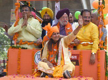 NEW DELHI, INDIA - 2 Mayıs 2024: BJP Batı Delhi Aday Meclisi Sehrawat Start in Presence Bakan Hardeep Singh Puri, Delhi Loksabha Seçim Sorumlusu Om Prakash Dhankar, Delhi BJP Başkanı Virendra Sachdeva. 