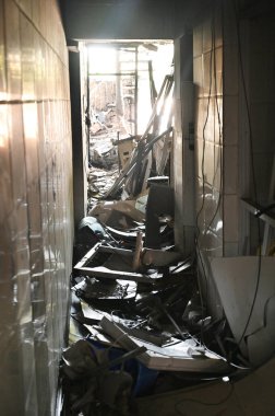 NEW DELHI, INDIA - 26 Mayıs 2024: Yeni Delhi, Hindistan 'da 26 Mayıs 2024' te Vivek Vihar bölgesinde Cumartesi gecesi bir yangın çıkan Bebek Bakımı Hastanesi 'nde tıbbi ekipman ve diğer malzemelerin yanmış kalıntıları.