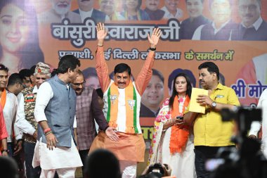 NEW DELHI, INDIA - 19 Mayıs 2024: Madhya Pradesh Genel Sekreteri Mohan Yadav, Sarojini Nagar 'daki Lok Sabha sandıkları seçim kampanyası sırasında Yeni Delhi seçmen adayı Bansuri Swaraj' a destek amacıyla yapılan halk toplantısında.