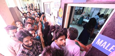 NEW DELHI, INDIA - 25 Mayıs 2024: Yeni Delhi, Hindistan 'da 25 Mayıs 2024 tarihinde Lok Sabha seçimleri sırasında, Kuzey Doğu Delhi' deki GB SS Okulu Khajuri Khas 'ta oy kullanmak için seçmenler kuyrukta bekliyor.