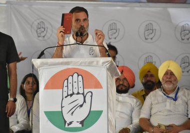 NEW DELHI, INDIA - 18 Mayıs: Kongre Başkanı Rahul Gandhi 18 Mayıs 2024 tarihinde Hindistan 'ın Yeni Delhi kentinde Ashok Vihar' da düzenlenen bir seçim mitinginde. 