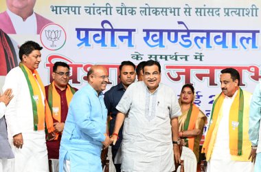 NEW DELHI, INDIA - 8 Mayıs 2024: Chandni Chowk Praveen Khandelwal ve BJP liderlerinden BJP adayı ile birlikte 8 Mayıs 2004 tarihinde Hindistan 'ın Yeni Delhi kentinde yapılan Shastri Nagar' da yapılan seçim kampanyası sırasında.