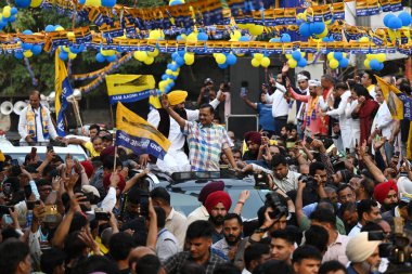 NEW DELHI, INDIA - 12 Mayıs 2024: Delhi CM Arvind Kejriwal ile birlikte Yeni Delhi seçmen adayı Somnath Bharti 'nin Moti Nagar' da yapılacak Lok Sabha seçimlerine destek için düzenlenen yol gösterisinde görülen Punjab 'ın başkanı Bhagwant Mann