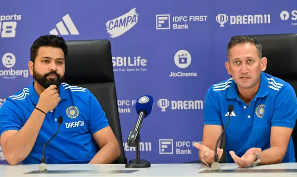 MUMBAI, INDIA - 2 Mayıs 2024: Hindistan Kriket Takımı Kaptan Rohit Sharma ve Şef Seçmen Ajit Agarkar, 2 Mayıs 2024 tarihinde Hindistan 'ın Mumbai kentinde düzenlenecek ICC T20 Dünya Kupası için basın toplantısında basın mensuplarına demeç verdiler..