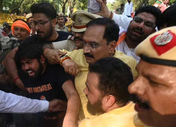 stock image NEW DELHI, INDIA - MAY 9, 2024: Delhi Police personal detained the Delhi BJP President Virendra Sachdeva along with Party workers during the DEMONSTRATION Against Congress Characterising Citizens by their Skin Color at Akbar road.