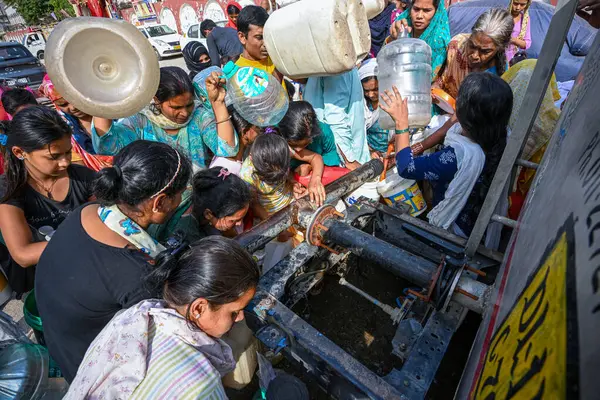 NEW DELHI, INDIA - 31 Mayıs 2024: Yeni Ashok Nagar bölgesinde bulunan Delhi Jal Board (DJB) su tankerinin suyu 31 Mayıs 2024 tarihinde Yeni Delhi, Hindistan 'da dolduruldu. Delhi 'de Chanakyapuri' nin Sanjay Kamp alanı da dahil olmak üzere birkaç bölge. 