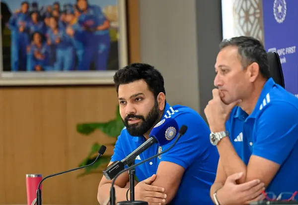 MUMBAI, INDIA - 2 Mayıs 2024: Hindistan Kriket Takımı Kaptan Rohit Sharma ve Şef Seçmen Ajit Agarkar, 2 Mayıs 2024 tarihinde Hindistan 'ın Mumbai kentinde düzenlenecek ICC T20 Dünya Kupası için basın toplantısında basın mensuplarına demeç verdiler..
