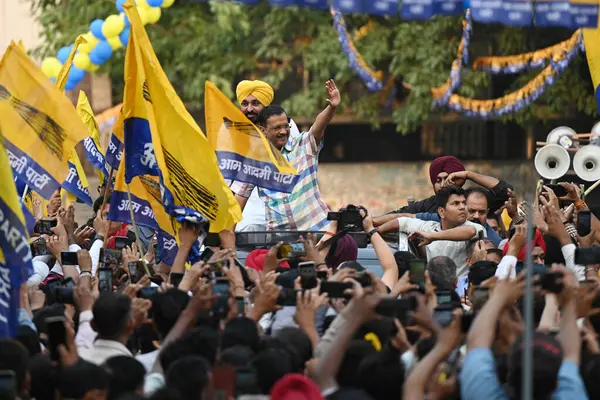 NEW DELHI, INDIA - 12 Mayıs 2024: Delhi CM Arvind Kejriwal ile birlikte Yeni Delhi seçmen adayı Somnath Bharti 'nin Moti Nagar' da yapılacak Lok Sabha seçimlerine destek için düzenlenen yol gösterisinde görülen Punjab 'ın başkanı Bhagwant Mann