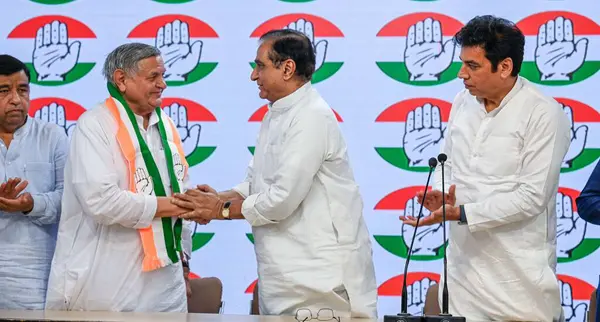 stock image NEW DELHI, INDIA - MAY 4, 2024: Former NCP Nationalist Congress Party leader Yoganand Shastri joined Congress Party in the presence of Congress leader Deepak Babaria and Devender Yadav, Interim President of DPCC at AICC, Akbar Road.