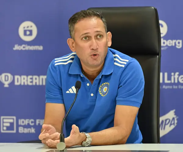 MUMBAI, INDIA - 2 Mayıs 2024: Hindistan Kriket Takımı Kaptan Rohit Sharma ve Şef Seçmen Ajit Agarkar, 2 Mayıs 2024 tarihinde Hindistan 'ın Mumbai kentinde düzenlenecek ICC T20 Dünya Kupası için basın toplantısında basın mensuplarına demeç verdiler..