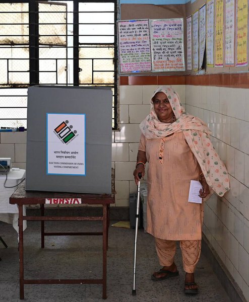 НЬЮ-ДЕЛИ, Индия - 25 мая 2024 года: Избиратели проголосовали за избирательный стенд в деревне Бхартхал Дварка в Западном Дели Лок Сабха Сит, в Нью-Дели, Индия, в субботу, 25 мая 2024 года. (Фото Vipin Kumar / Hindustan Times))