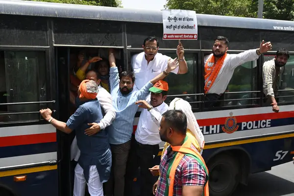 stock image NEW DELHI, INDIA - MAY 31, 2024: BJP workers and supporters during a protest march against AAP over Delhi water crisis outside AAP office, on May 31, 2024 in New Delhi, India. Delhi is facing an acute water shortage