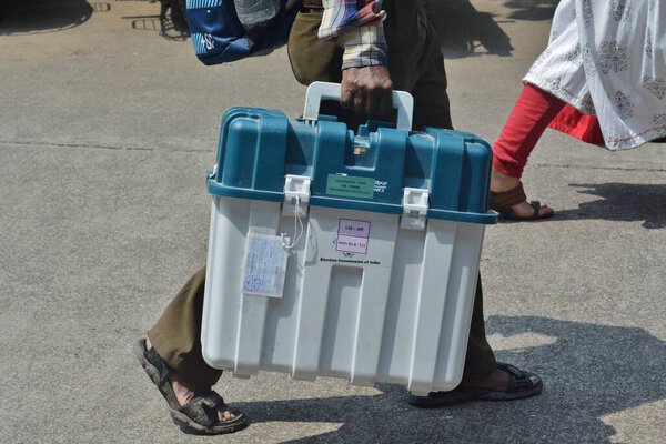 МУМБАЙ, ИНДИЯ - 20 мая, в связи с проведением голосования, избирательные материалы были разосланы сотрудникам избирательного центра Тане в воскресенье (сегодня).