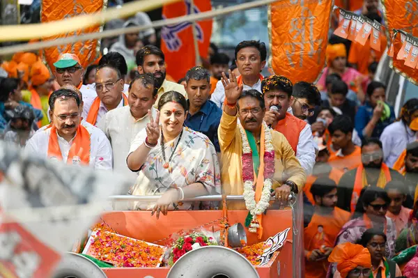 stock image NEW DELHI, INDIA - MAY 23: Union minister Smriti Irani with BJP leader Vijender Gupta, Harsh Malhotra during the election campaign Road show for BJP candidate from East Delhi Lok Sabha Harsh Malhotra, at Radhey Shyam Park in Jagat Puri on 