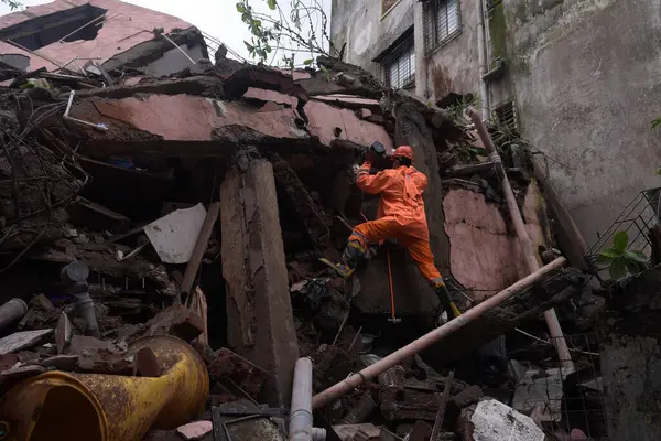 stock image NAVI MUMBAI, INDIA - JULY 27, 2024: A tragic incident occurred early Saturday morning in CBD Belapur area when a three-storey residential building collapsed, resulting in the death of three individuals and injuries to two others