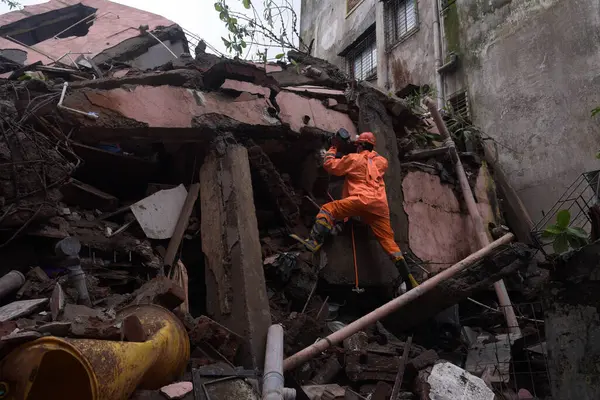 Stock image NAVI MUMBAI, INDIA - JULY 27, 2024: A tragic incident occurred early Saturday morning in CBD Belapur area when a three-storey residential building collapsed, resulting in the death of three individuals and injuries to two others