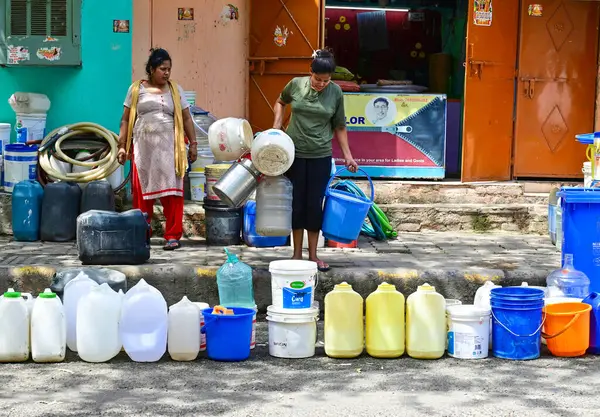 Stock image NEW DELHI, INDIA - MAY 29, 2024: Residents of JJ Cluster Vivekanand Colony at Chanakyapuri fill up water from a tanker in the morning on May 29, 2024 in New Delhi, India. 