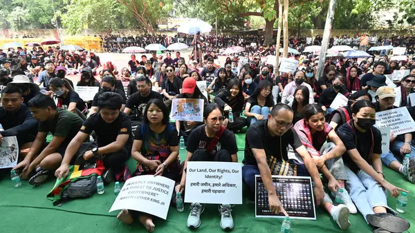 NEW DELHI, INDIA - 4 Mayıs 2024: UNAU Kabile Kadınlar Forumu üyeleri 3 Mayıs 2023 tarihinde Manipur, Jantar Mantar 'da Kuki ve Meitei toplumları arasında patlak veren etnik şiddeti protesto ettiler..