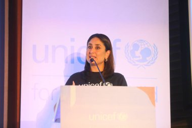 NEW DELHI, INDIA - 4 Mayıs 2024: Bollywood oyuncusu Kareena Kapoor Khan, 4 Mayıs 2024 tarihinde Hindistan 'ın Yeni Delhi kentinde UNICEF tarafından düzenlenen bir etkinlikte konuşma yaptı. UNICEF Hindistan Kareena Kapoor Khan 'ı Ulusal Büyükelçi olarak atadı.