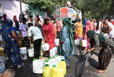 NEW DELHI, INDIA - 31 Mayıs 2024: Delhi Jal Board (DJB) su tankeri sakinleri ve çocukları, Vivekananda Kamp Chanakyapuri 'de yaz aylarında yaşanan bir su krizinin ortasında, 31 Mayıs 2024 tarihinde, Hindistan' ın Yeni Delhi kentinde.