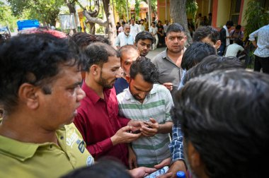 NEW DELHI, INDIA - 26 Mayıs 2024 'te Hindistan' ın Yeni Delhi kentinde bulunan GTB Hastanesi 'nin morgu önünde görülen bir çocuk hastanesinde 7 bebeğin hayatını kaybettiği Vivek Vihar yangınının kurbanlarının aileleri. 