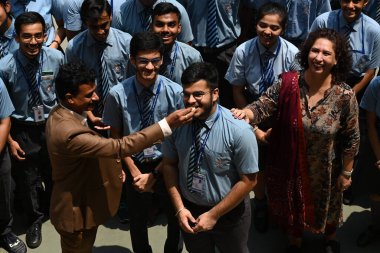 NAVI MUMBAI, INDIA - 13 Mayıs 2024: Apeejay Okulu Nerul öğrencileri, CBSE 12. Sınav sonuçlarını Rohan yadav ticareti% 98,8 ile kutlayın ve Siddharth Vivek bilimi% 95,8 Neru 'da 13 Mayıs 2024' te Navi Mumbai, Hindistan 'da% 95,8 oranında güvence altına alındı. 