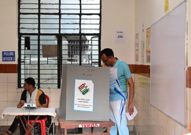 NEW DELHI, INDIA - 25 Mayıs 2024: Yeni Delhi, Hindistan 'da 25 Mayıs 2024 tarihinde, Batı Delhi Lok Sabha Koltuğu' ndaki Amrahi Dwarka köyünde oy kullananlar oy kullandı. 