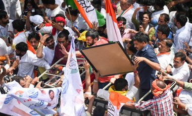 NEW DELHI, INDIA - 6 Mayıs 2024: 6 Mayıs 2024 'te Yeni Delhi, Hindistan' da bulunan Maujpur 'da adaylık belgelerini sunduktan sonra Kuzey Doğu Delhi Lok Sabha seçmen bölgesi adayı Kanhaiya Kumar. 
