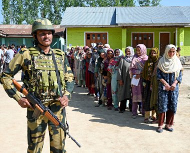 BANDIPORA, INDIA - 20 Mayıs 2024: İnsanlar 20 Mayıs 2024 tarihinde Hindistan 'ın Bandipora kentinde yapılan beşinci safha Lok Sabha seçimleri sırasında oy kullanmak için sırada bekliyor.