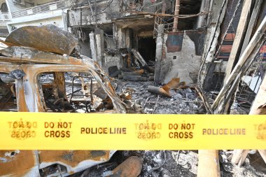 NEW DELHI, INDIA - 26 Mayıs 2024: Yeni Delhi, Hindistan 'da 26 Mayıs 2024' te Vivek Vihar bölgesinde Cumartesi gecesi bir yangın patlak verdiği Baby Care New Born Hastanesi 'nde yanmış tıbbi ekipman ve diğer eşyaların kalıntıları.