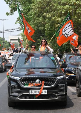 NEW DELHI, INDIA - 23 Mayıs 2024: Ashok Vihar 'daki son seçim kampanyası sırasında BJP adayı Praveen Khandelwal' ın desteklendiği Chandhi chowk lok Sabha karayolu gösterisi 