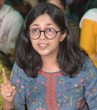 NEW DELHI, INDIA - 2 Mayıs 2024: Eski Delhi Kadın Komisyonu (DCW) başkanı ve AAP Rajya Sabha Milletvekili Swati Maliwal, komisyonun 223 sözleşmeli çalışanının işine son verilmesi talimatı sonrasında medyaya seslendi.