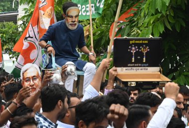 NEW DELHI, INDIA - 26 Temmuz 2024: Merkez Govt 'un Kursi Bachao Bütçesini protesto eden Hint Gençlik Kongresi üyeleri Shastri Bhawan' ın dışında, 26 Temmuz 2024 tarihinde Yeni Delhi, Hindistan 'da Dr. Rajendra Prasad Road' da. 