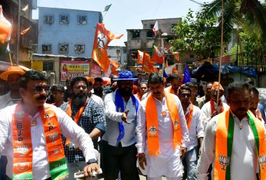 MUMBAI, INDIA - 4 Mayıs 2024: Rahul Shewale, Shiv Sena (Shinde Fraksiyon) Mumbai Güney Merkez seçim kampanyası sırasında Mahim Shahunagar 'dan Dharavi bölgesine 4 Mayıs 2024 tarihinde Hindistan, Mumbai' da.