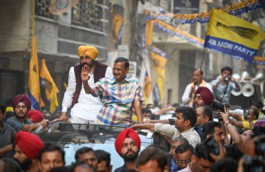 NEW DELHI, INDIA - 12 Mayıs 2024: Delhi CM Arvind Kejriwal ve Bhagwant Mann, Yeni Delhi Seçmenleri 'nden AAPs adayı Somnath Bharti' nin Lok Sabha seçimleri sırasında gerçekleştirdiği yol gösterisinde görülüyor 