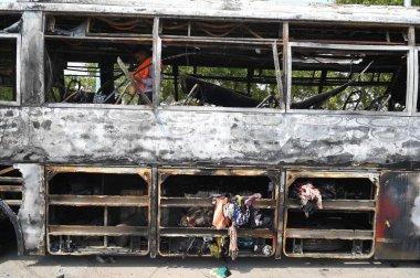 GURUGRAM, INDIA - 18 Mayıs: Kurbanların aileleri Kundli-Manesar-Palwal (KMP) Otoyolu 'nda yanmış bir otobüsün enkazına, Punjab ve Chandigarh' tan 64 yolcu taşıyan bir turist otobüsüne ulaştı 