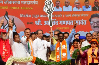 MUMBAI, INDIA - 18 Mayıs 2024: Shiv Sena (UBT) şefi Uddhav Thackeray, Shiv Sena (UBT) Güney Mumbai adayı Arvind Sawant, diğer parti liderleriyle birlikte 18 Mayıs 2024 tarihinde Kalachowki, Hindistan 'da yapılan toplantı sırasında