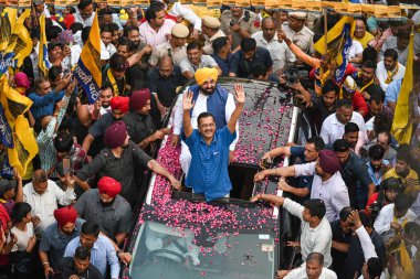 NEW DELHI, INDIA - 11 Mayıs 2024: Yeni Delhi, Hindistan 'da 11 Mayıs 2024 tarihinde Mehrauli bölgesinde yapılacak Loksabha Seçimleri için düzenlenen AAP Road Show Kampanyası sırasında halk dansçısı