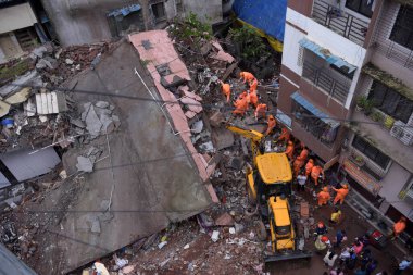 NAVI MUMBAI, INDIA - 27 Temmuz 2024: Cumartesi sabahı erken saatlerde CBD Belapur bölgesinde üç katlı bir konut binasının çökmesiyle meydana gelen trajik bir olay, üç kişinin ölümüyle ve iki kişinin yaralanmasıyla sonuçlandı