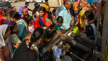 NEW DELHI, INDIA - 31 Mayıs 2024: Yeni Ashok Nagar bölgesinde bulunan Delhi Jal Board (DJB) su tankerinin suyu 31 Mayıs 2024 tarihinde Yeni Delhi, Hindistan 'da dolduruldu. Delhi 'de Chanakyapuri' nin Sanjay Kamp alanı da dahil olmak üzere birkaç bölge. 