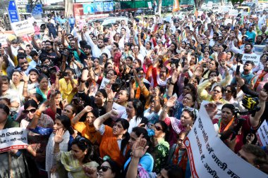 NEW DELHI, INDIA - 9 Mayıs 2024 'te Delhi BJP genel başkanı Virendra Sachdeva ile birlikte slogan atan BJP çalışanları, 9 Mayıs 2024' te Akbar yolunda Cilt Renkleri Vatandaşları Özelleştiren Kongreye Karşı DEMONSTRATION 'a liderlik ettiler. 