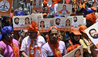 MUMBAI, INDIA - 3 Mayıs 2024: Yamini Jadhav, Shiv Sena Güney Mumbai adayı, Rahul Narwekar, Mangal prabhat Lodha ve Milind Deora ile birlikte Fort Fort Sabha 'da Lok Sabha' nın seçim adaylığı sırasında görüldü..